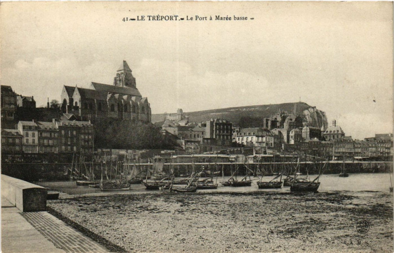 Carte postale ancienne Le Treport Le Port a marée basse