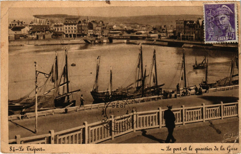 Carte postale ancienne Le Treport Le port et le quartier de la Gare