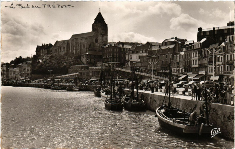 Carte postale ancienne Le Treport Le Port et l'Eglise Saint-Jacques