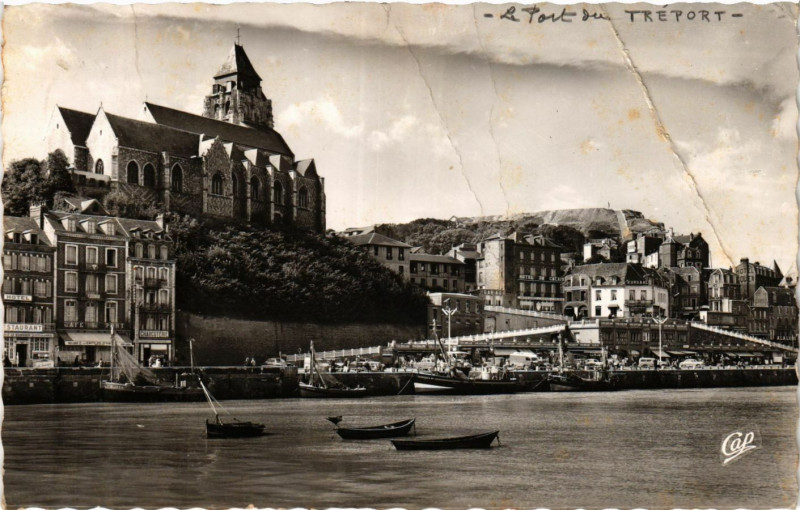 Carte postale ancienne Le Treport Le Port et l'Eglise Saint-Jacques