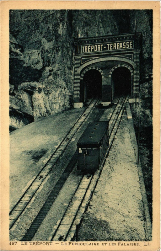 Carte postale ancienne Le Treport Le Funiculaire et les Falaises