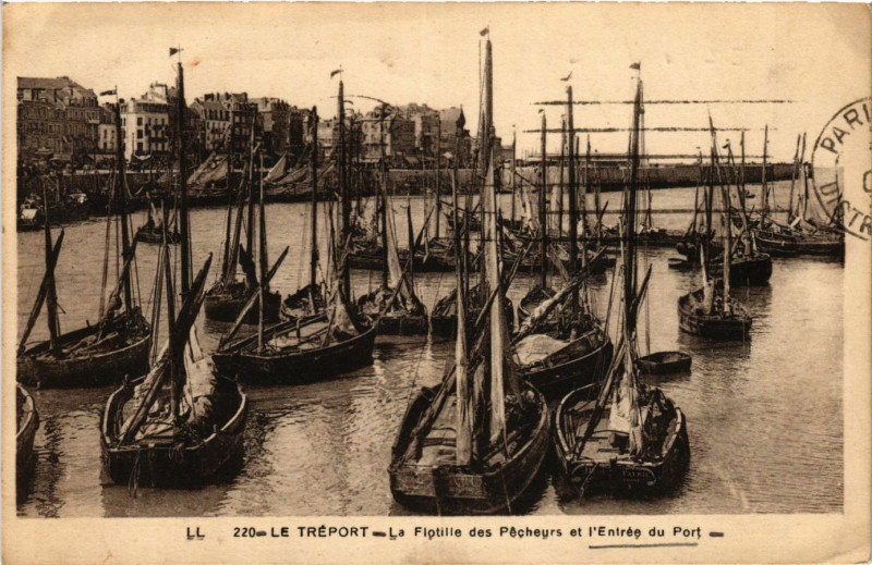 Carte postale ancienne Le Treport La Flotille des Pecheurs et l'Entrée du Port à Eu