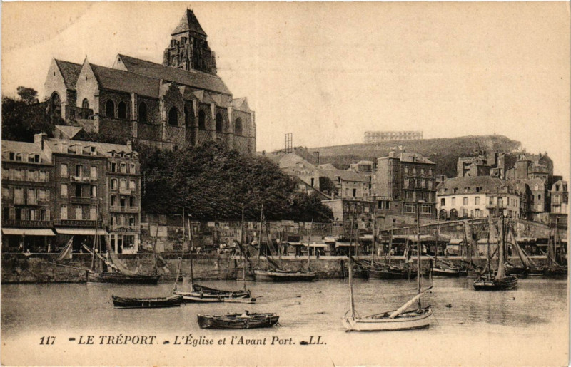 Carte postale ancienne Le Treport L'Eglise et l'Avant Port