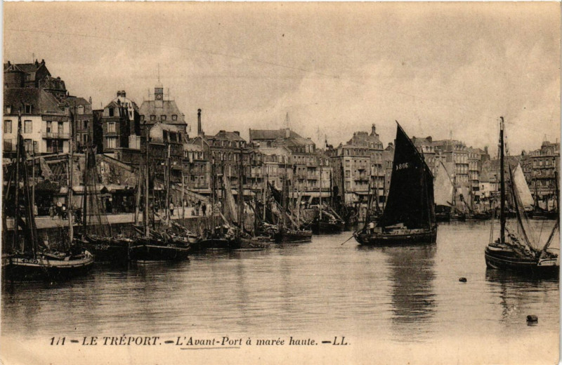 Carte postale ancienne Le Treport L'Avant Port a marée basse