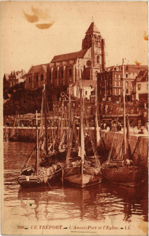 Carte postale ancienne Le Treport L'Avant Port et l'Eglise