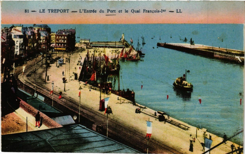 Carte postale ancienne Le Treport Entrée du Port et le Quai Francois Ier