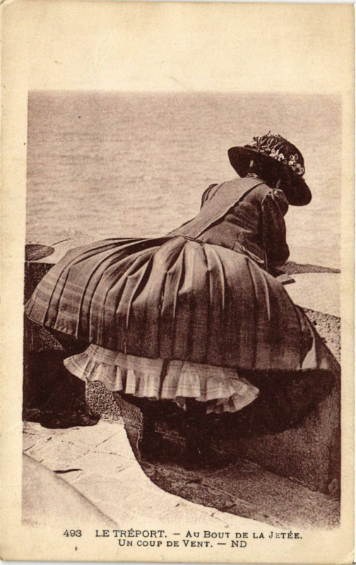 Carte postale ancienne Le Treport Au Bout de la Jetée un coup de vent