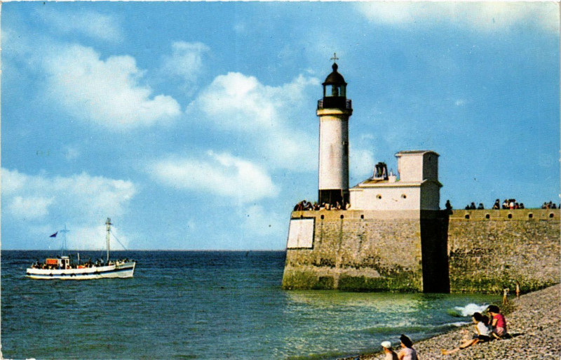 Carte postale ancienne Le Treport Le phare et le bateau d'excursions