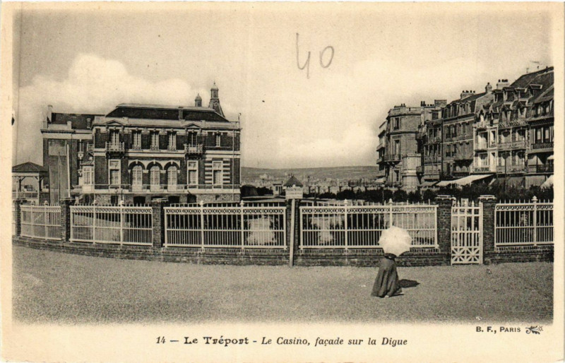 Carte postale ancienne Le Treport Le Casino facade sur la Digue