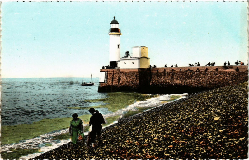 Carte postale ancienne Le Treport La Plage et le Phare