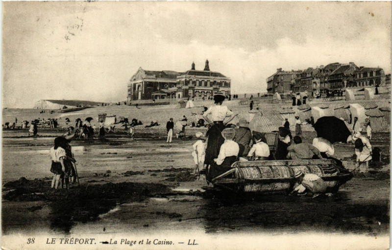 Carte postale ancienne Le Treport La Plage et le Casino