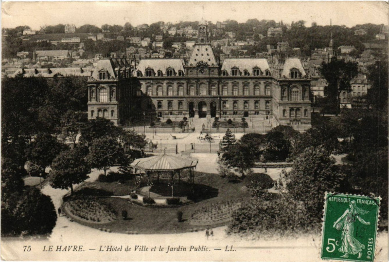 Carte postale ancienne Le Havre L'Hotel de Ville et le Jardin Public au Havre