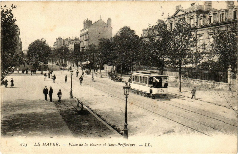 Carte postale ancienne Le Havre Place de la Bourse et Sous Prefecture au Havre