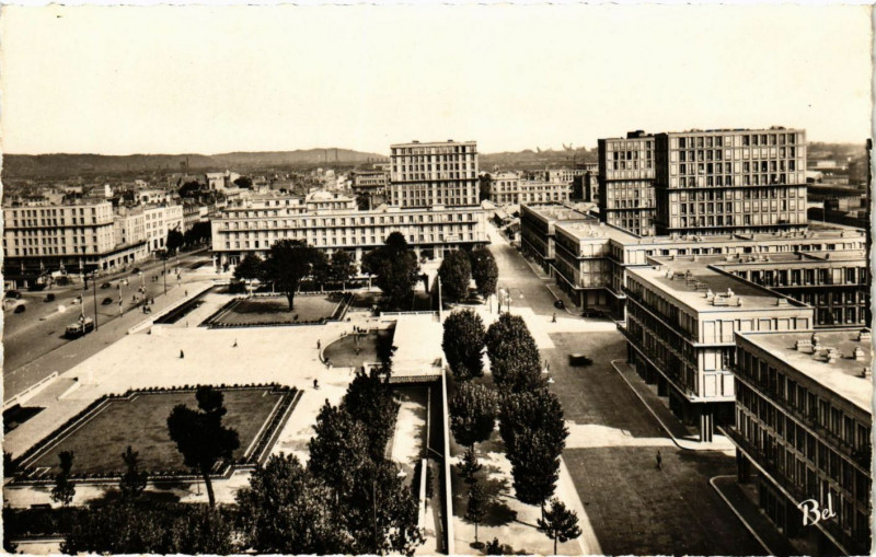 Carte postale ancienne Le Havre Place de l'Hotel de Ville-Jardins et nouveaux immeubles à Eu