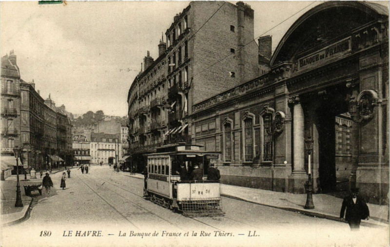 Carte postale ancienne Le Havre La Banque de France et la Rue Thiers au Havre