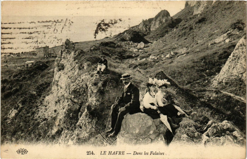 Carte postale ancienne Le Havre Dans les Falaises au Havre