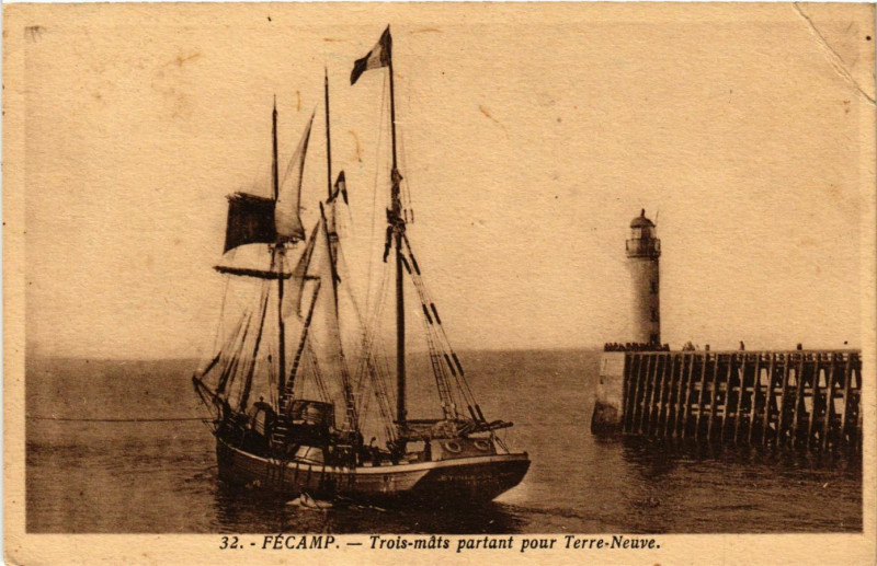 Carte postale ancienne Fecamp Trois mats partant pour Trre Neuve à Fécamp