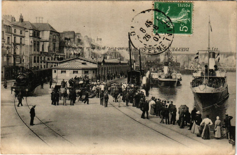 Carte postale ancienne Dieppe Vue générale de l'Avant Port à Dieppe