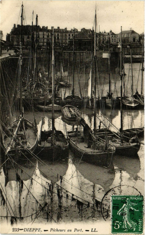 Carte postale ancienne Dieppe Pecheurs au Port à Dieppe
