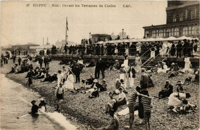 Carte postale ancienne Dieppe Midi Devant les Terrasses du Casino à Dieppe