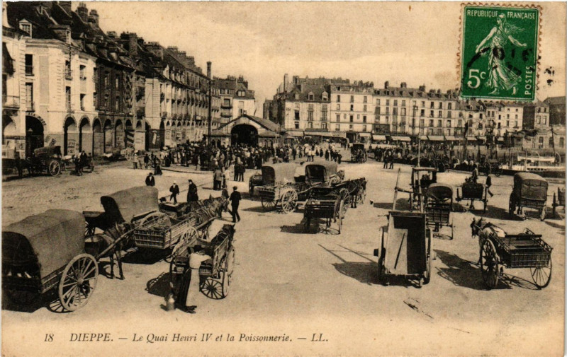 Carte postale ancienne Dieppe Le Quai Henri Iv et la Poissonnerie à Dieppe