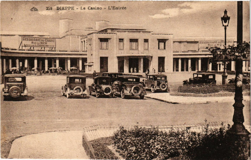 Carte postale ancienne Dieppe Le Casino-L'Entrée à Dieppe