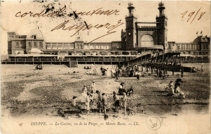 Carte postale ancienne Dieppe Le Casino vu de la Plage-Marée Basse à Dieppe