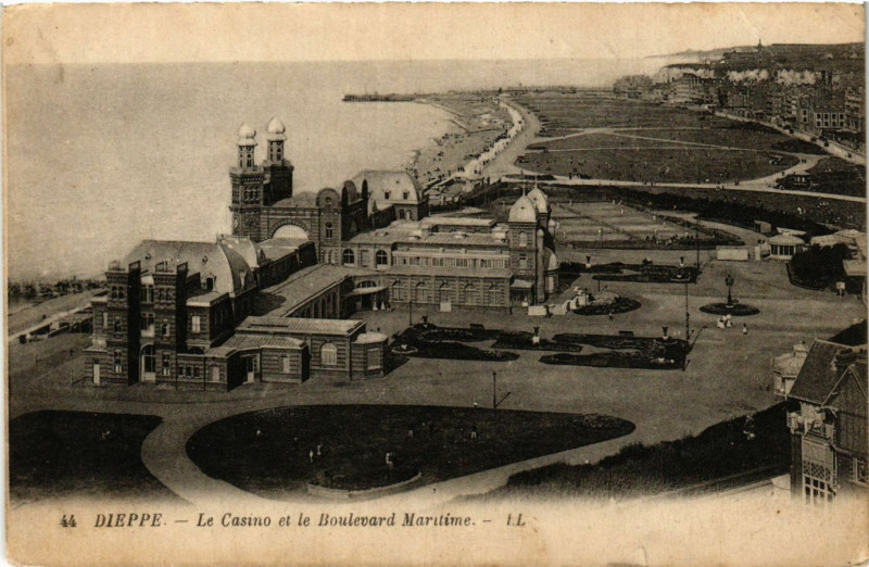 Carte postale ancienne Dieppe Le Casino et le Boulevard Maritime à Dieppe
