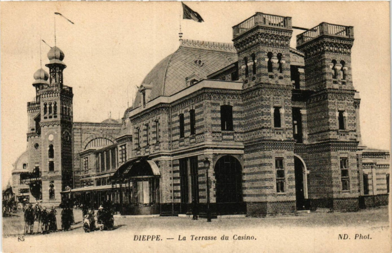 Carte postale ancienne Dieppe La Terrasse du Casino à Dieppe