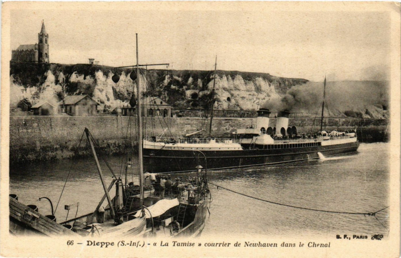 Carte postale ancienne Dieppe La Tamise courrier de Newhaven dans le Chenal à Dieppe