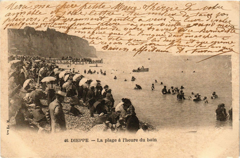 Carte postale ancienne Dieppe La plage a l'heure du bain à Dieppe
