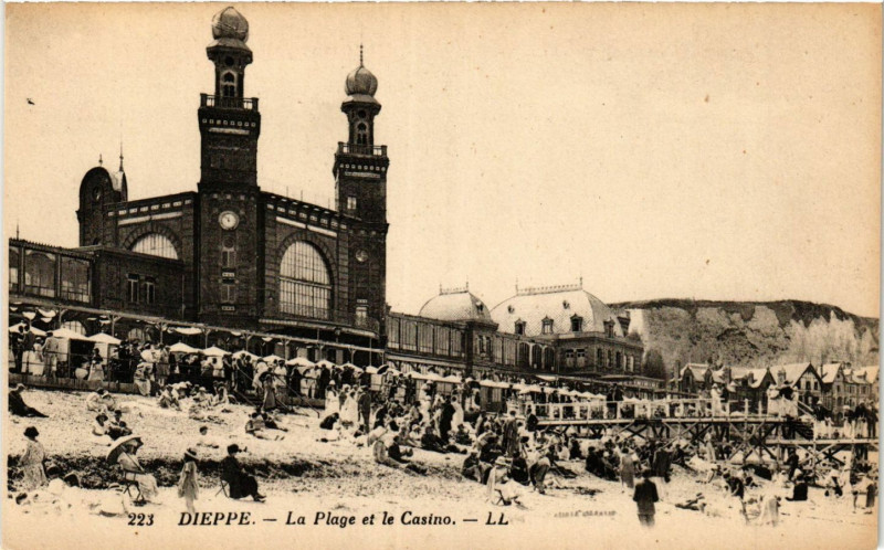 Carte postale ancienne Dieppe La Plage et le Casino à Dieppe