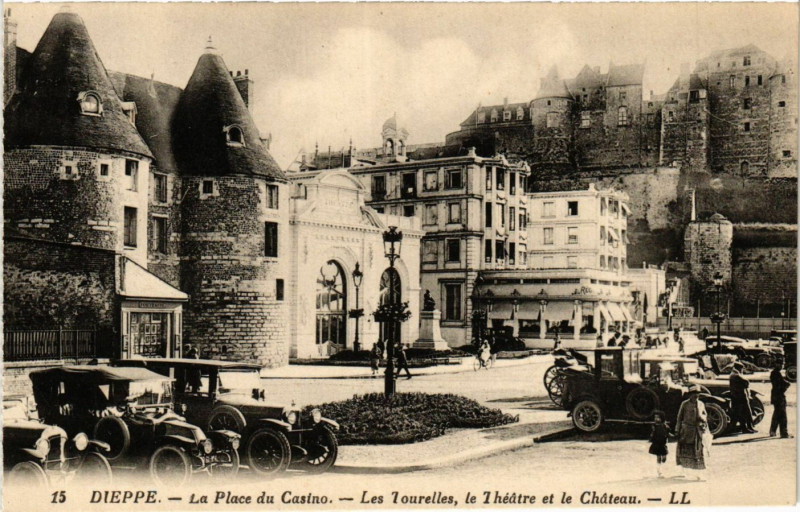 Carte postale ancienne Dieppe La Place du Casino-Les Tourelles le Theatre et le Chateau à Dieppe