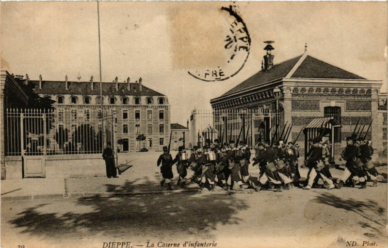 Carte postale ancienne Dieppe-La Caserne d'Infanterie à Dieppe