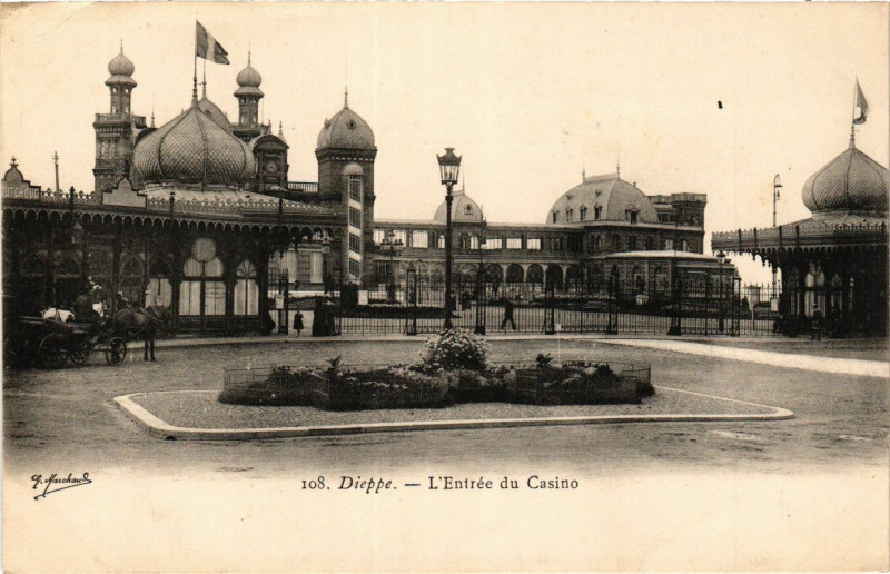 Carte postale ancienne Dieppe Entrée du Casino à Dieppe