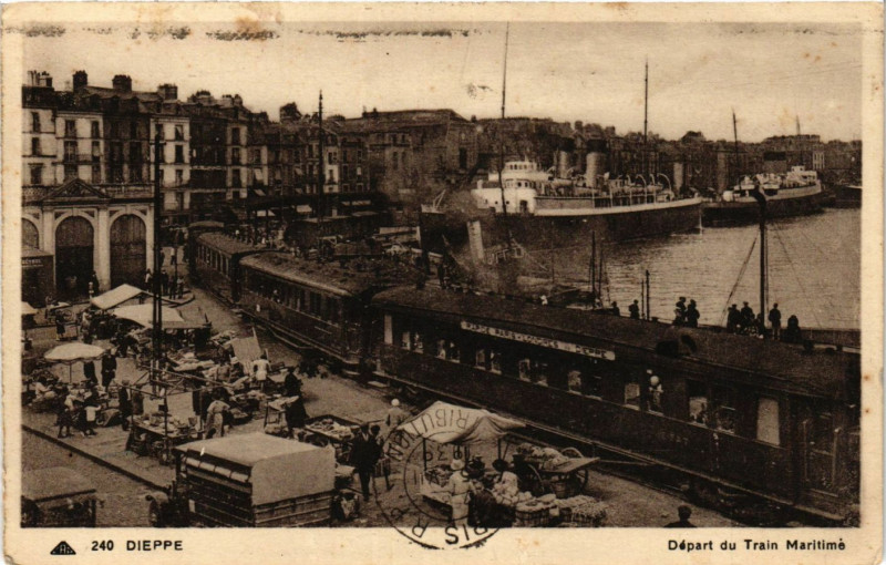 Carte postale ancienne Dieppe Depart du Train Maritime à Dieppe