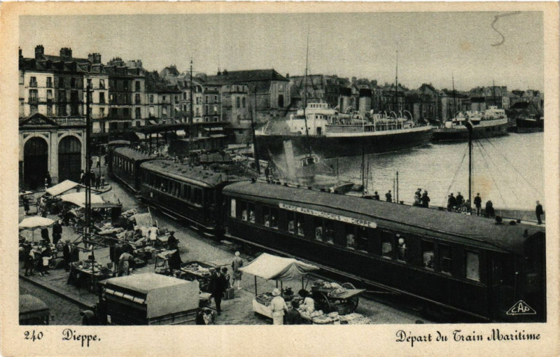 Carte postale ancienne Dieppe Depart du Train Maritime à Dieppe