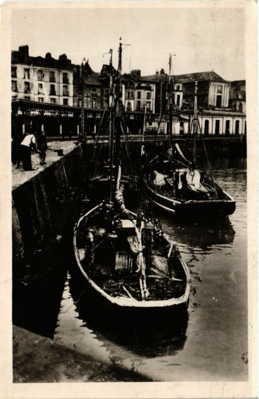 Carte postale ancienne Dieppe Bateaux de Peche dans Avant Port à Dieppe