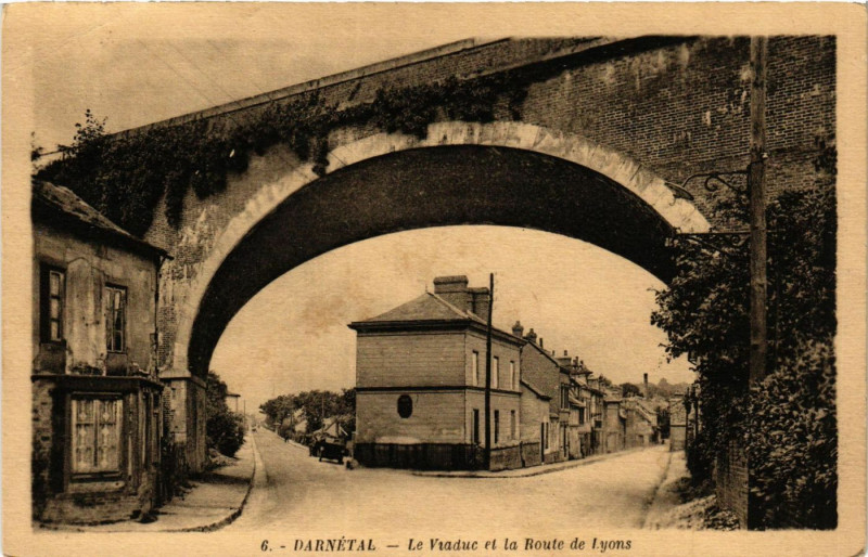 Carte postale ancienne Darnetal Le Viaduc et la Route de Lyons à Darnétal