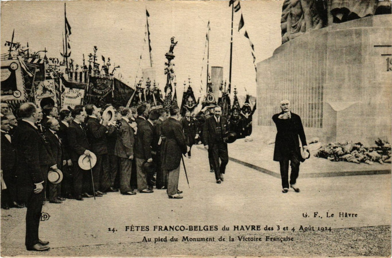 Carte postale ancienne Au pied du Monument de la Victoire Francaise