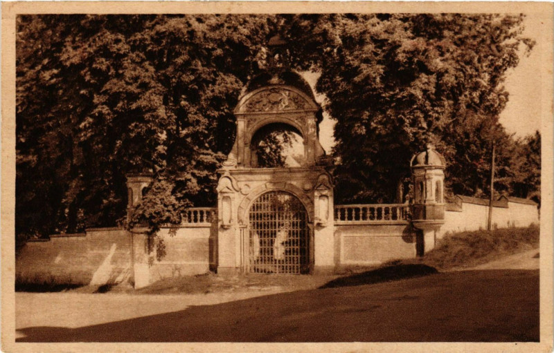 Carte postale ancienne Abbaye de Saint-Wandrille La Porte exterieure à Eu