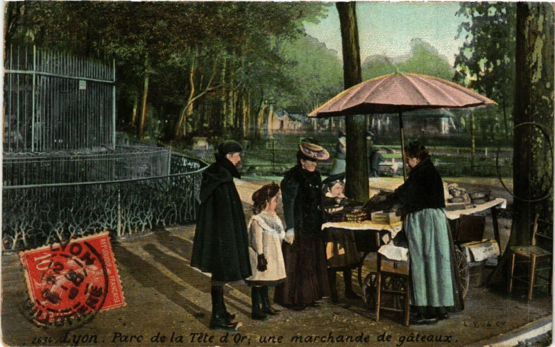 Carte postale ancienne Lyon-Parc de la Tete d'Or une marchande de gateaux