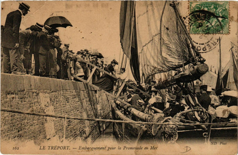 Carte postale ancienne Le Treport-Embarquement pour la Promenade en Mer au Tréport