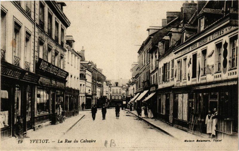 Carte postale ancienne Yvetot-La Rue du Calvaire à Yvetot