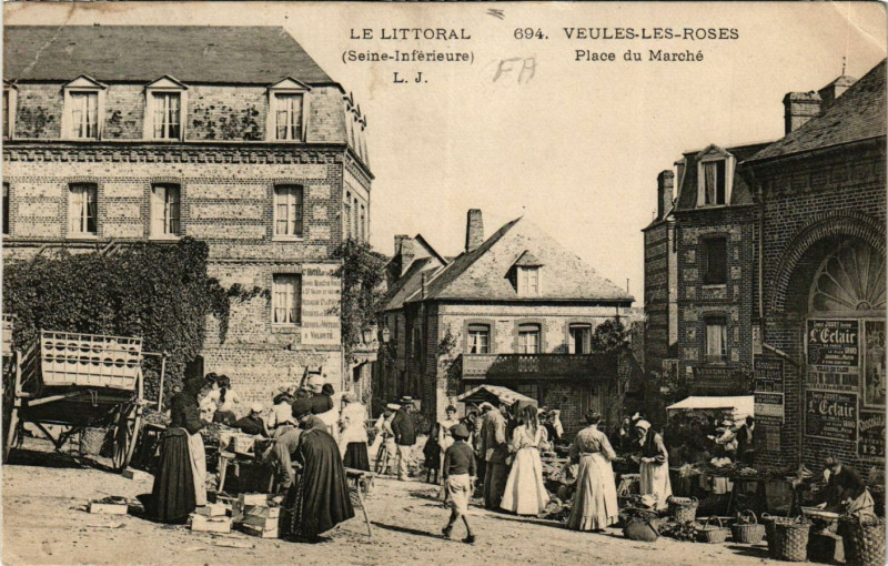 Carte postale ancienne Veules les Roses Place du Marché à Eu