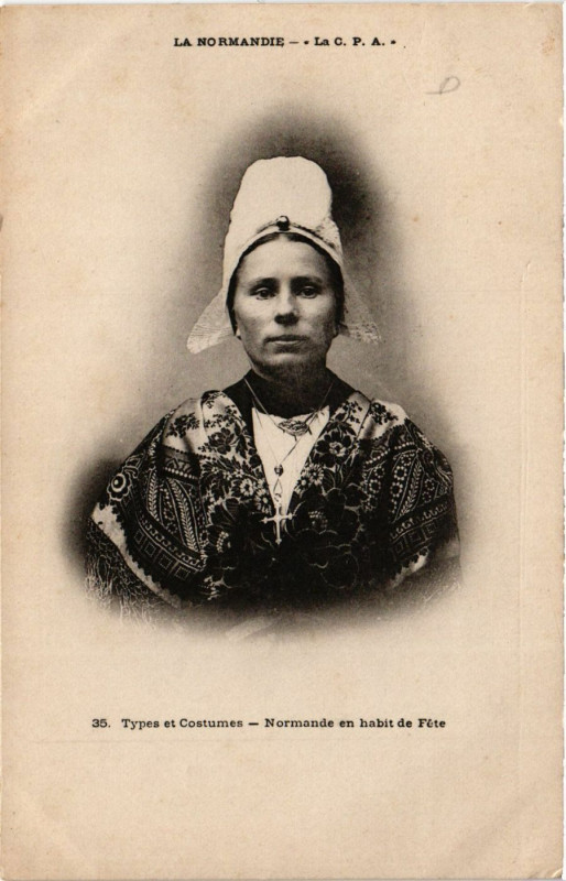 Carte postale ancienne Types et Costumes-Normande en habit de Fete