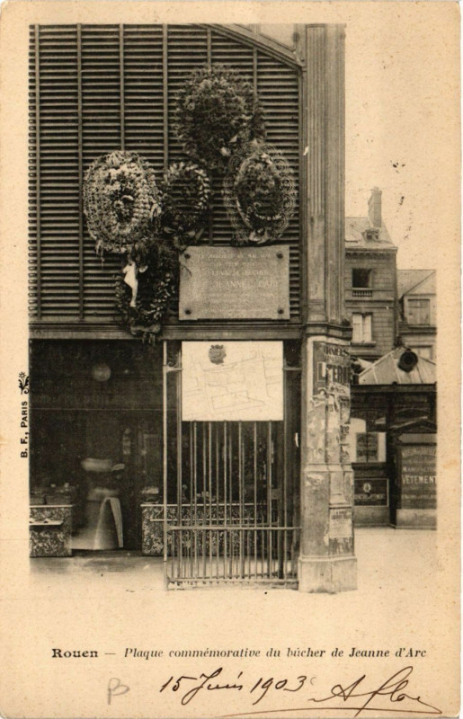 Carte postale ancienne Rouen-Plaque commemorative du bucher de Jeanne d'Arc à Rouen