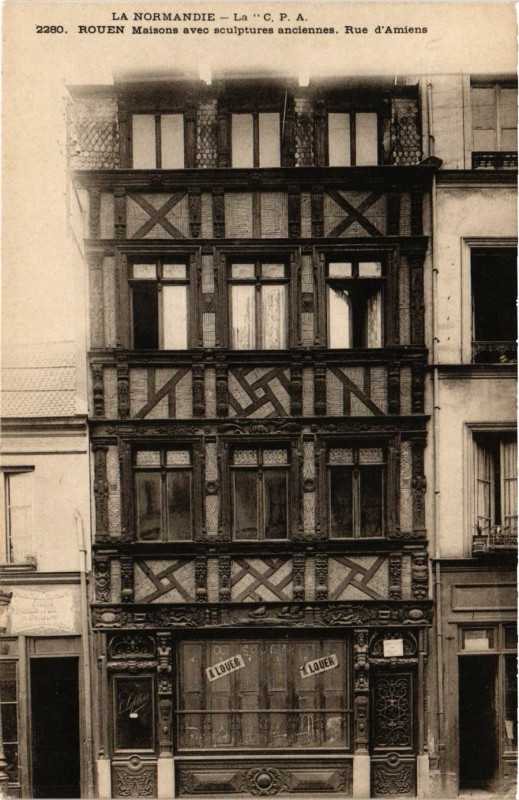 Carte postale ancienne Rouen-Maisons avec sculptures anciennes. Rue d'Amiens à Rouen