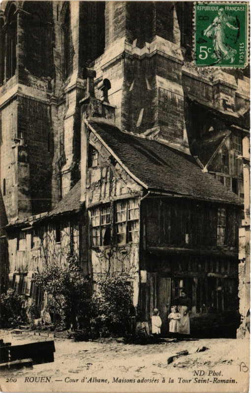 Carte postale ancienne Rouen-Cour d'Albane Maisons adossées a la Tour Saint-Romain à Rouen
