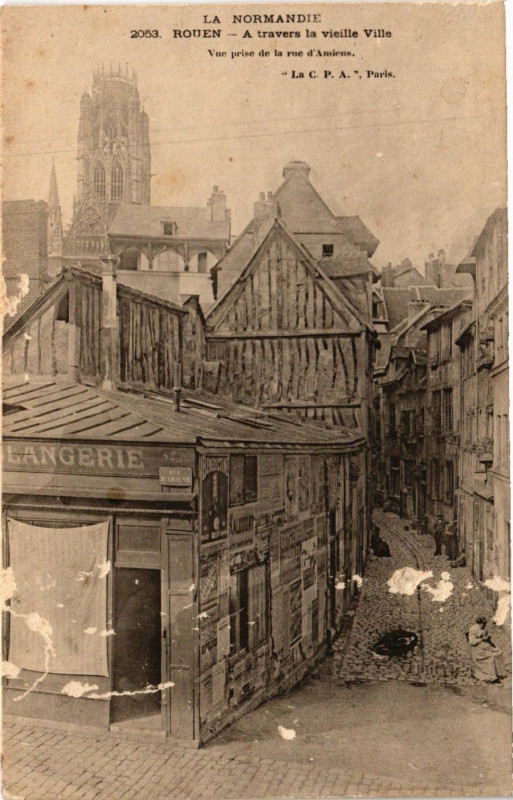 Carte postale ancienne Rouen-A travers la vieille Ville Vue prise de la rue d'Amiens à Rouen